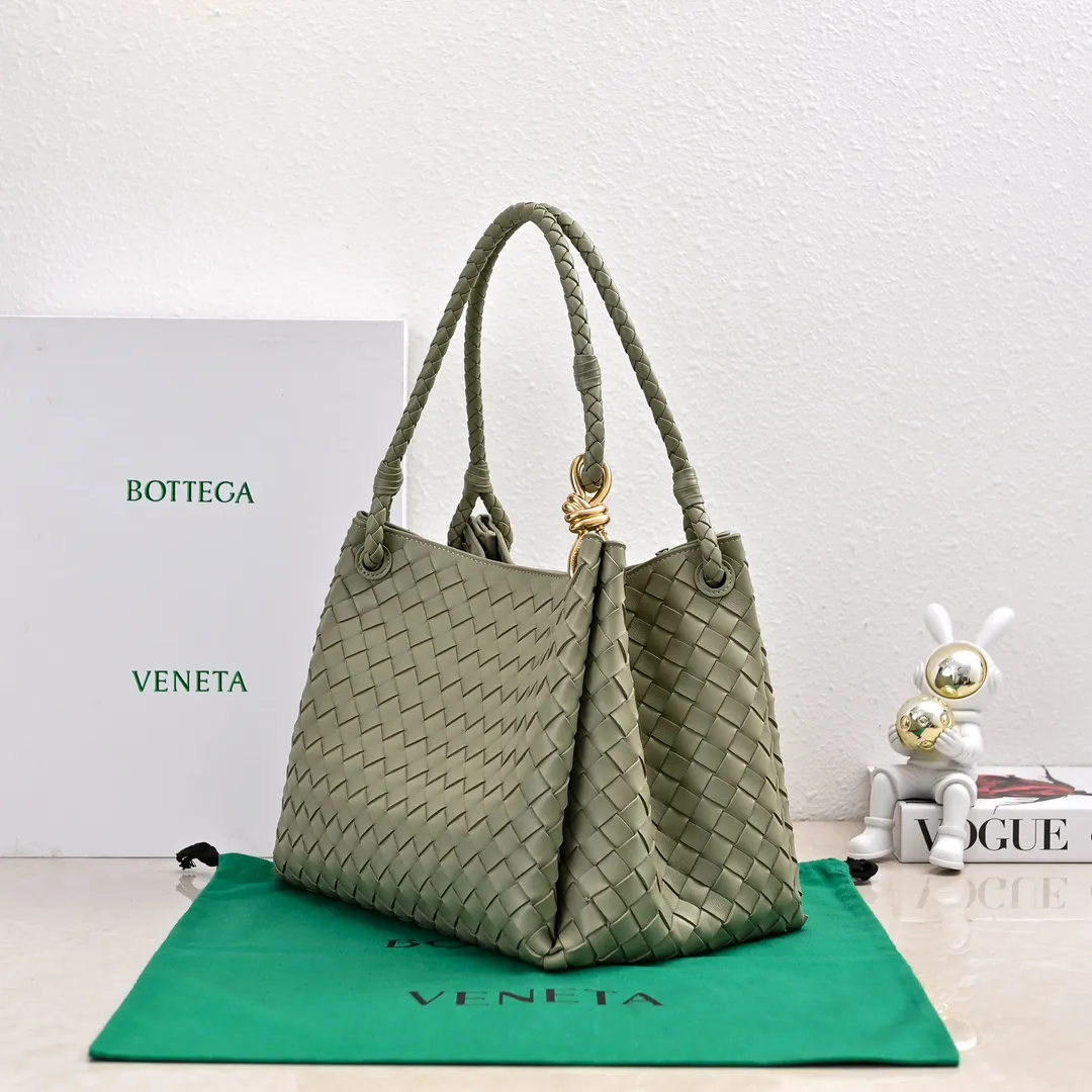 Batch 2660 24 early autumn new model Andiamo Parachute is made of a whole piece of woven leather and is processed with folding stitching at the four corners # Craftsmanship and creativity. Large size is atmospheric and practical. One of the must-selects for BV. Large space, can hold a computer, thick shoulder strap, very comfortable on the shoulder. Large parachute upper body real photo can be carried on the back. The upper body is versatile and cute☺️ Style number: 6571 Size: 30*26*20cm